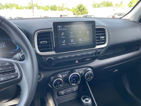 Used 2025 Hyundai Venue SEL image 17