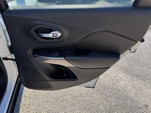 Used 2019 Jeep Cherokee Limited image 48