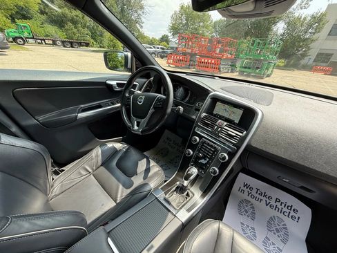 Used 2016 Volvo XC60 T6 R-Design Platinum w/ Climate Package image 21