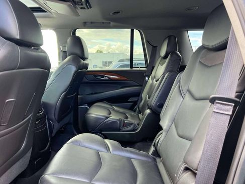 Used 2016 Cadillac Escalade Luxury AWD/4WD image 13