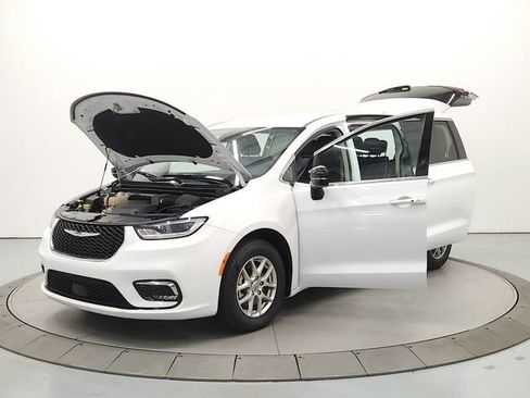 Used 2024 Chrysler Pacifica Touring-L FWD image 11