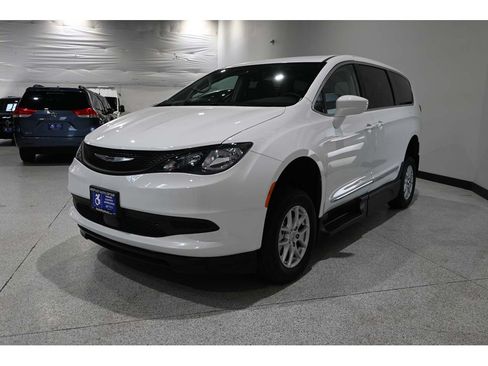 Used 2023 Chrysler Voyager LX FWD image 3