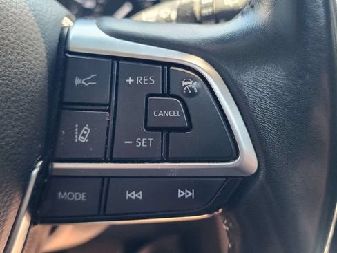 Used 2020 Toyota Highlander XLE FWD image 25