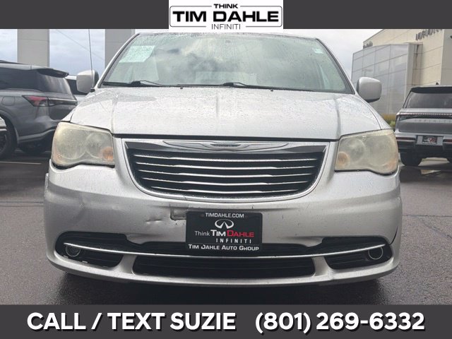 Used 2012 Chrysler Town & Country Touring w/ Entertainment Group #1 FWD image 4