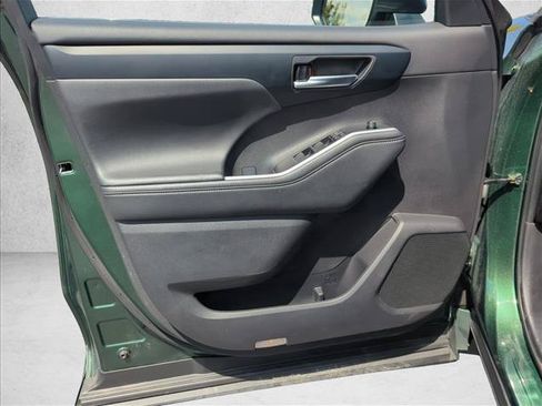 Used 2025 Toyota Highlander XLE AWD/4WD image 11