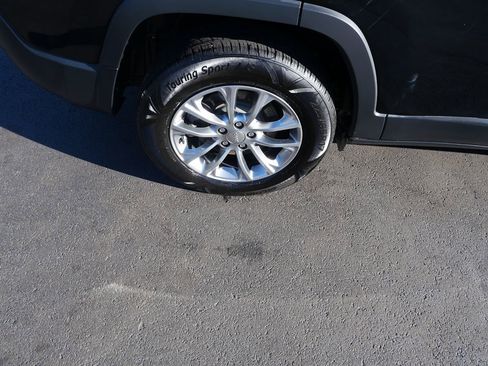 Used 2019 Jeep Cherokee Latitude Plus w/ Cold Weather Group image 34