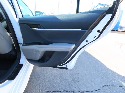 Used 2022 Toyota Camry SE image 12