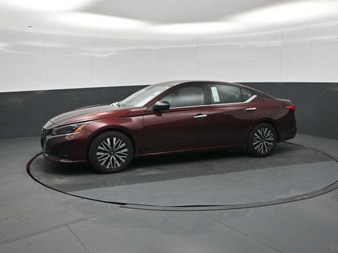 Used 2024 Nissan Altima 2.5 SV image 4