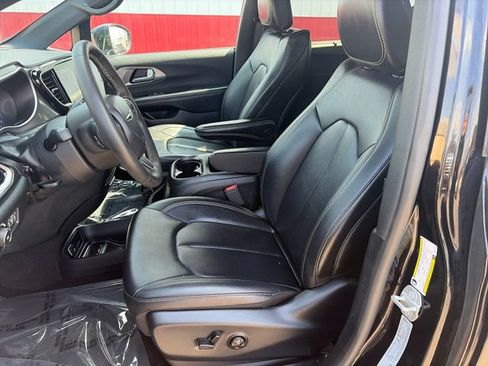 Used 2025 Chrysler Pacifica Select FWD image 38