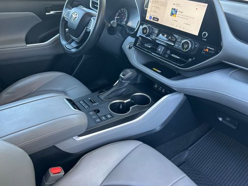 Used 2023 Toyota Highlander L image 17