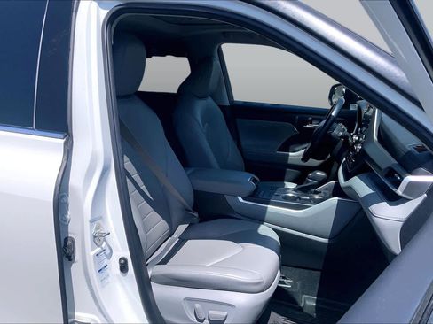 Used 2020 Toyota Highlander XLE AWD/4WD image 8