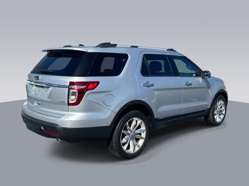Used 2014 Ford Explorer XLT w/ Equipment Group 202A AWD/4WD image 3