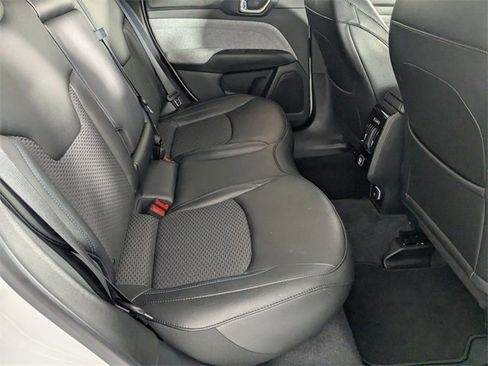 Used 2024 Jeep Compass Latitude image 28
