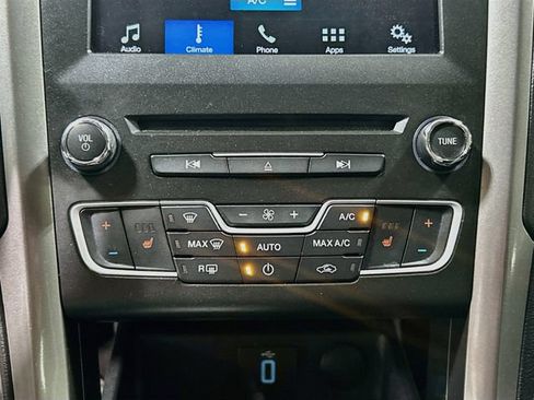 Used 2017 Ford Fusion SE w/ Fusion SE Technology Package FWD image 14