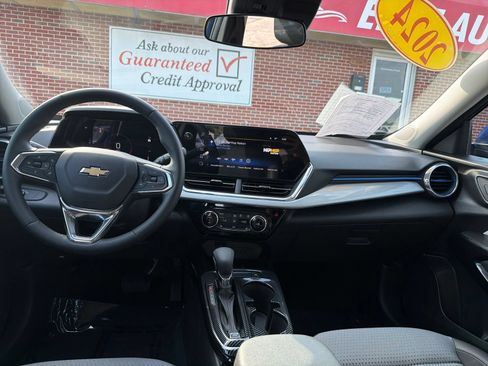 Used 2024 Chevrolet Trax LT w/ LT Convenience Package FWD image 15