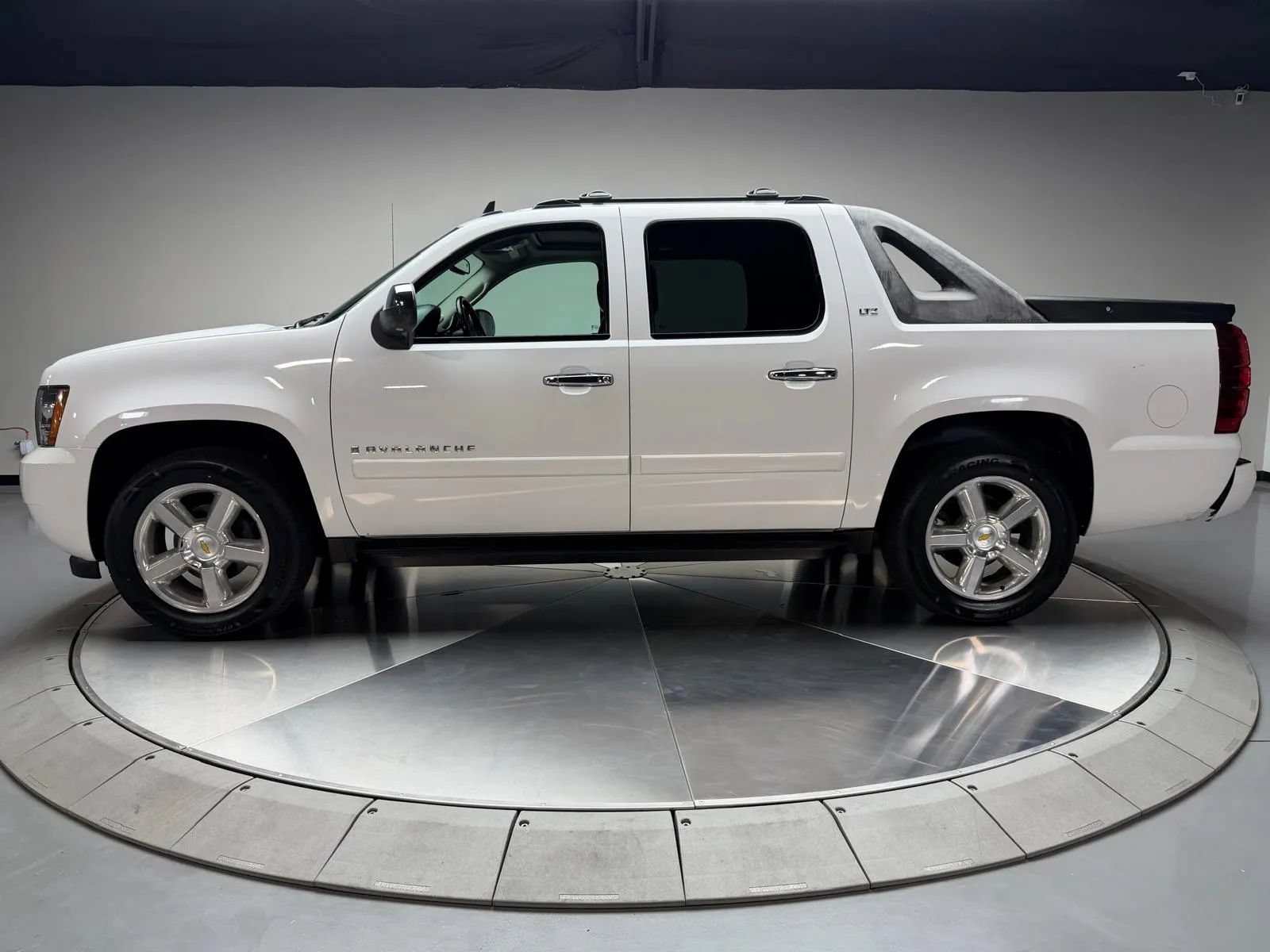 Used 2007 Chevrolet Avalanche LTZ w/ LTZ Preferred Equipment Group RWD image 4