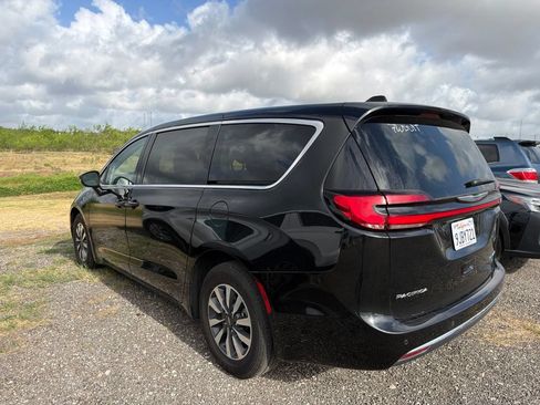 Used 2023 Chrysler Pacifica Touring-L FWD image 8