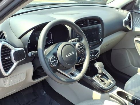Used 2025 Kia Soul LX w/ LX Technology Package FWD image 15