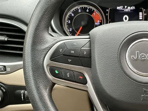 Used 2019 Jeep Cherokee Latitude w/ Popular Appearance Group image 8