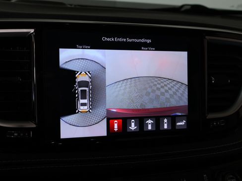 Used 2023 Chrysler Pacifica Touring-L image 6