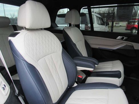 Used 2022 BMW X7 M50i w/ Dynamic Handling Package image 24