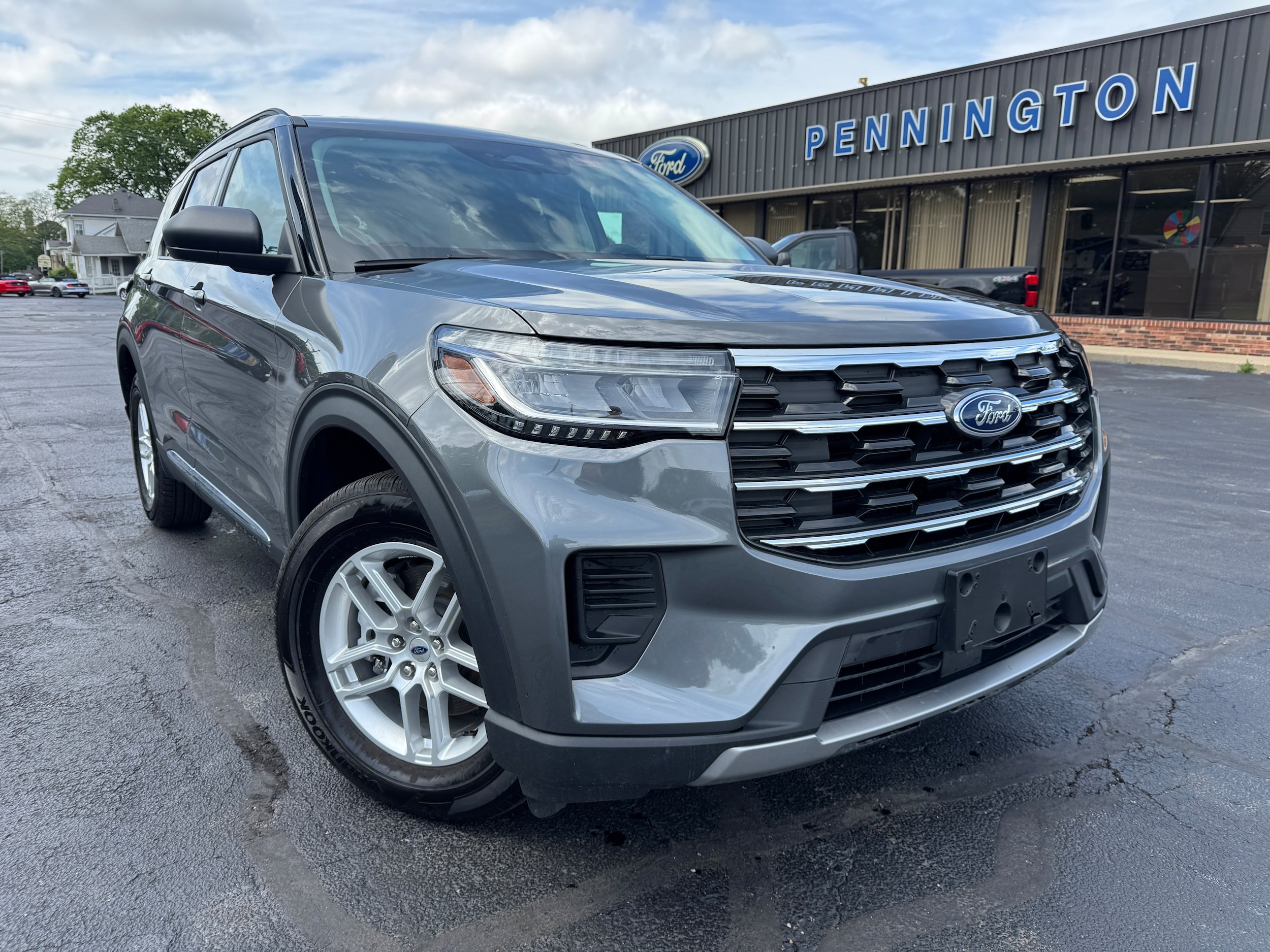 Used 2025 Ford Explorer Active AWD/4WD image 1