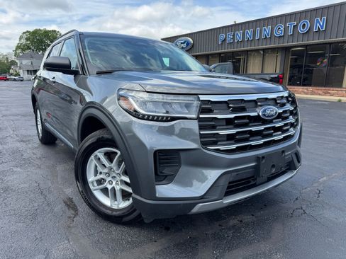 Used 2025 Ford Explorer Active AWD/4WD image 1