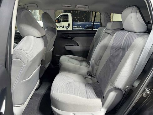 Used 2024 Toyota Highlander LE AWD/4WD image 17