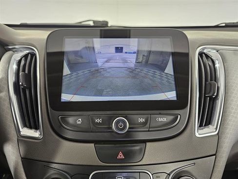 Used 2018 Chevrolet Malibu LT image 32