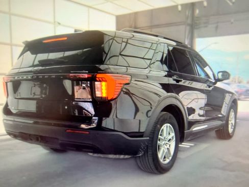 Used 2025 Ford Explorer Active RWD image 3