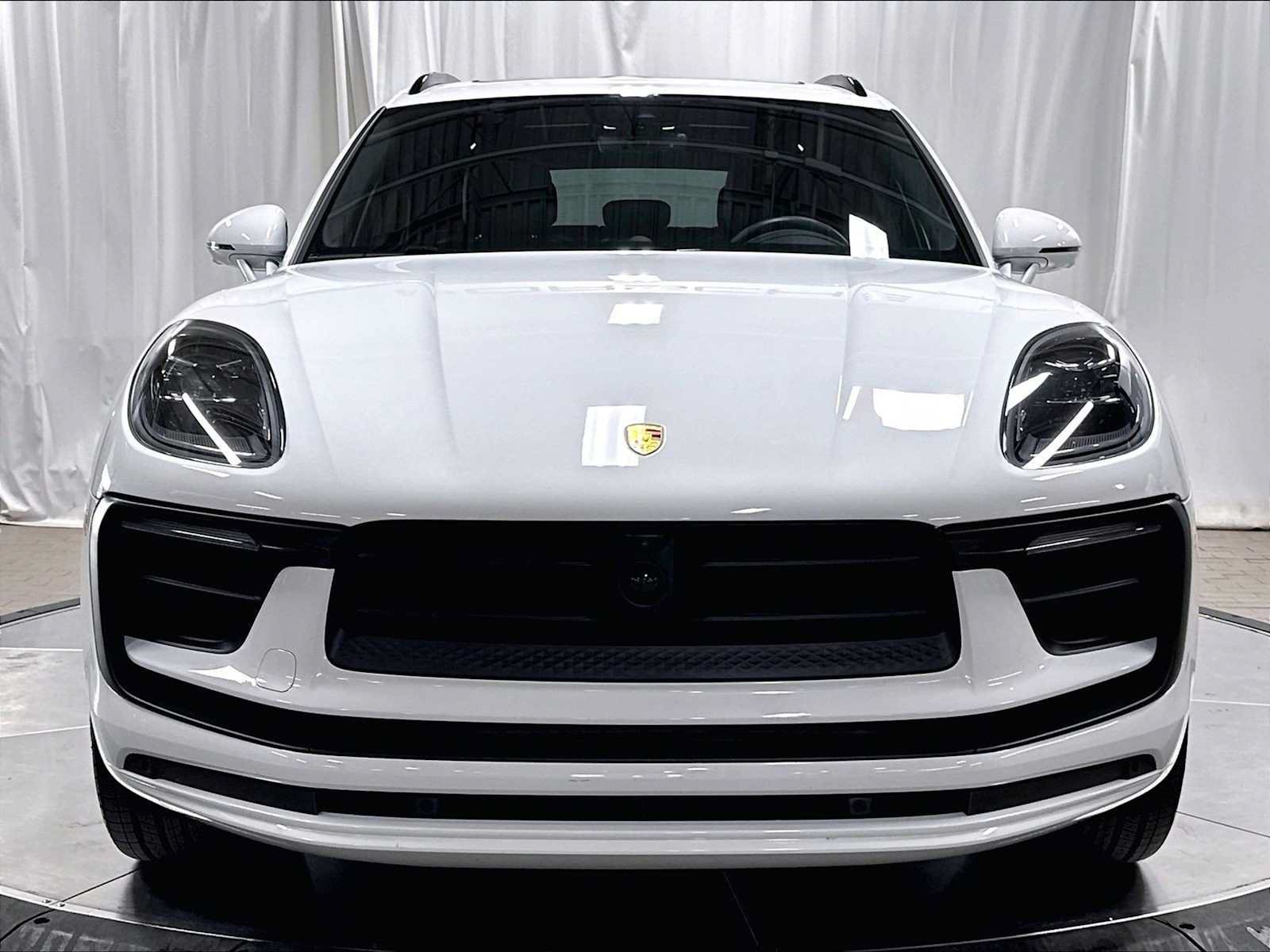 Used 2026 Porsche Macan AWD/4WD image 12