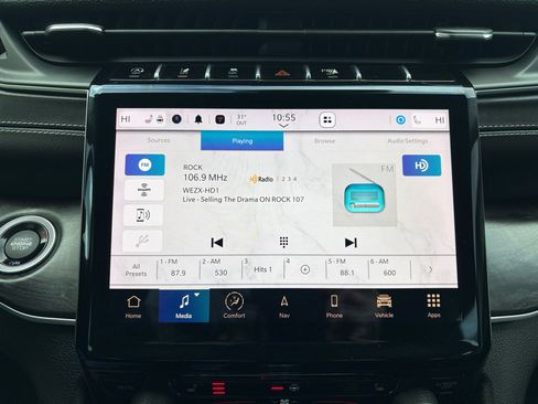 Used 2023 Jeep Grand Cherokee Limited w/ Black Appearance Package image 32