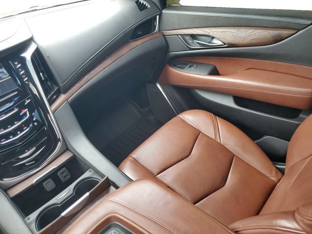Used 2019 Cadillac Escalade Luxury AWD/4WD image 31