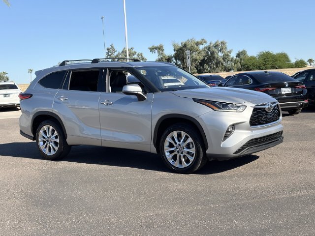 Used 2023 Toyota Highlander Limited FWD image 4
