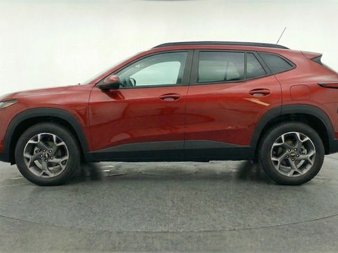 Used 2025 Chevrolet Trax LT w/ LT Convenience Package FWD image 5