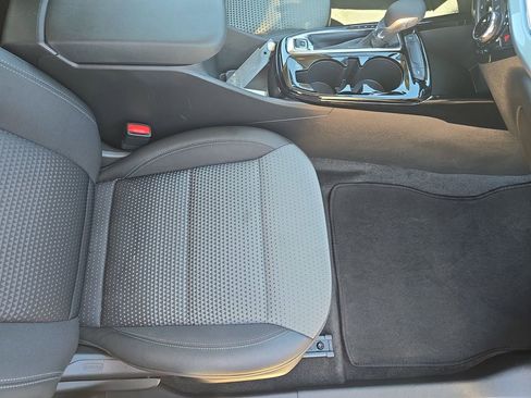 Used 2025 Chevrolet Trax LT w/ LT Convenience Package image 10