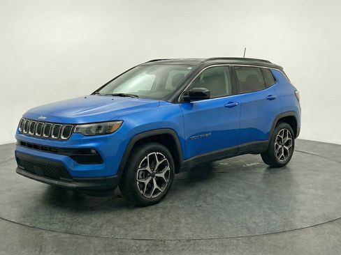 Used 2025 Jeep Compass Limited AWD/4WD image 3