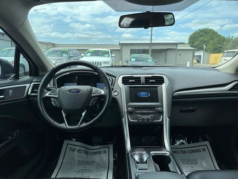 Used 2017 Ford Fusion SE w/ Equipment Group 201A FWD image 9