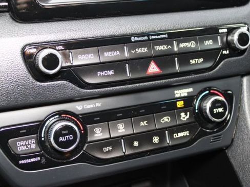 Used 2017 Kia Niro EX image 18