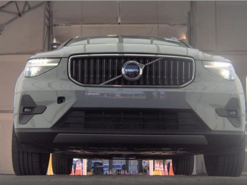 Used 2025 Volvo XC40 B5 Plus image 17