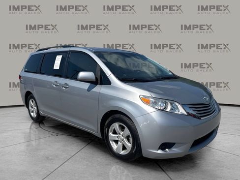 Used 2015 Toyota Sienna LE FWD image 4