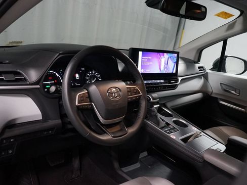 Used 2025 Toyota Sienna XLE FWD image 7