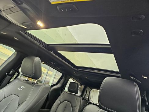 Used 2020 Chrysler Pacifica Touring-L Plus w/ Advanced Safetytec Group FWD image 23