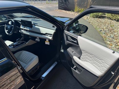 Used 2025 Mitsubishi Outlander AWD image 11