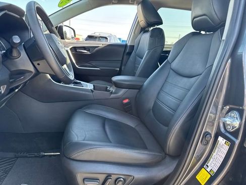 Used 2022 Toyota RAV4 XLE Premium image 17