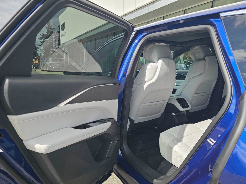 Certified 2024 Cadillac Lyriq Luxury AWD/4WD image 18