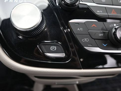 Used 2024 Chrysler Pacifica Touring-L FWD image 28
