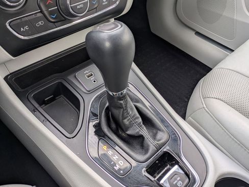 Used 2019 Jeep Cherokee Limited image 15