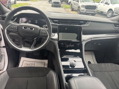 Used 2023 Jeep Grand Cherokee Altitude image 14