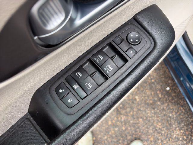 Used 2024 Chrysler Pacifica Touring-L FWD image 26